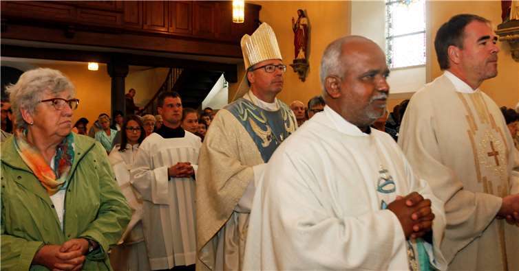 Bischof Dr. Stefan Ackermann zieht zusammen mit Pater Mathew, und Pfarrer Rainer Justen in die Kirche ein.