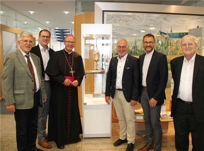 Bischof Dr. Stephan Ackermann (3. v.re.) besuchte im Rahmen des Pfarrfestes die Ausstellung „Ahrweiler Buchschätze“. Fotos: DU