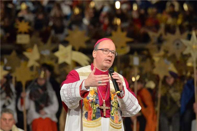 Bischof Dr. Stephan Ackermann freute sich über die vielen Kinder und Jugendliche, die zusammen feierten. „Der Augenblick macht mich wirklich stolz. Es ist schön zu sehen, dass die Resonanz so stark ist“, sagte der Bischof von Trier. Foto: © Ralf Adloff/Kindermissionswerk