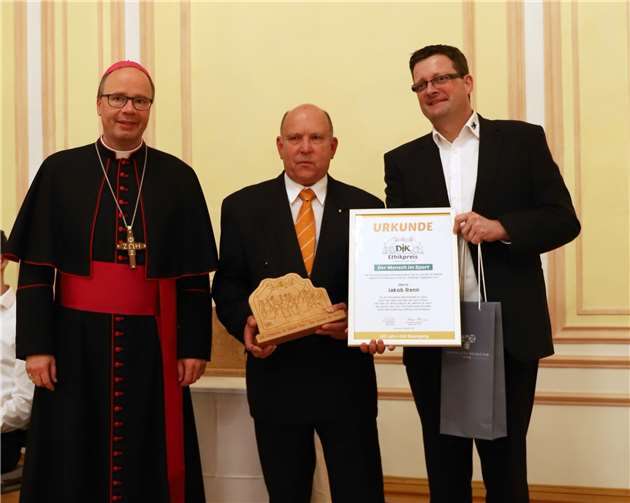 Bischof Dr. Stephan Ackermann (links) und DJK-Diözesanvorsitzende Bernd Butter (rechts) gratulierten Jakob Renn.Bistum Trier