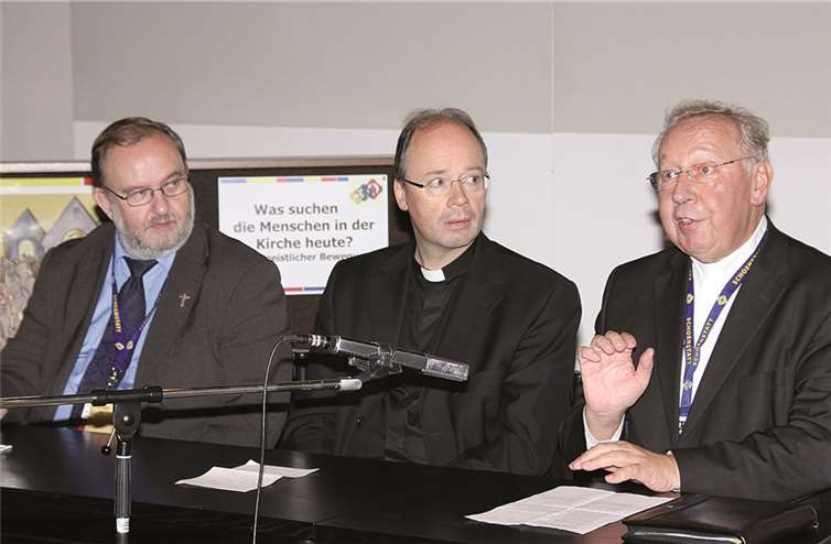 Bischof Dr. Stephan Ackermann mit Generaldirektor Dr. Peter Wolf von Schönstatt (rechts) und Professor Dr. Joachim Schmiedl von der PTHV (links).
