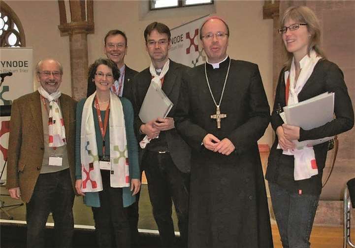 Bischof Dr. Stephan Ackermann mit einigen Synodalen aus dem nördlichen Teil des Bistums, darunter auch Pfarrer Norbert Missong von der Pfarreiengemeinschaft Kruft-Nickenich.  Silvia Groß