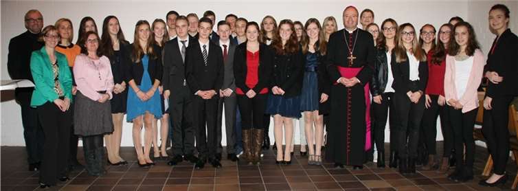 Bischof Dr. Stephan Ackermann mit einigen der 14 Katecheten, Gemeindereferent Rudolf Demerath und den 27 Firmlingen im Pfarrsaal von St. Anna in Kattenes. Bischöfliche Pressestelle Koblenz