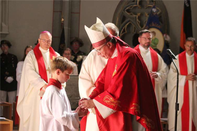 Bischof Dr. Stephan Ackermann nimmt die Reliquie des Seligen Br. Peter Friedhofen zur Beisetzung im Altar entgegen.