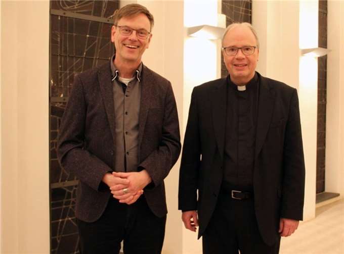 Bischof Dr. Stephan Ackermann (r.) und Pfarrer Norbert Missong. Foto: Judith Rupp
