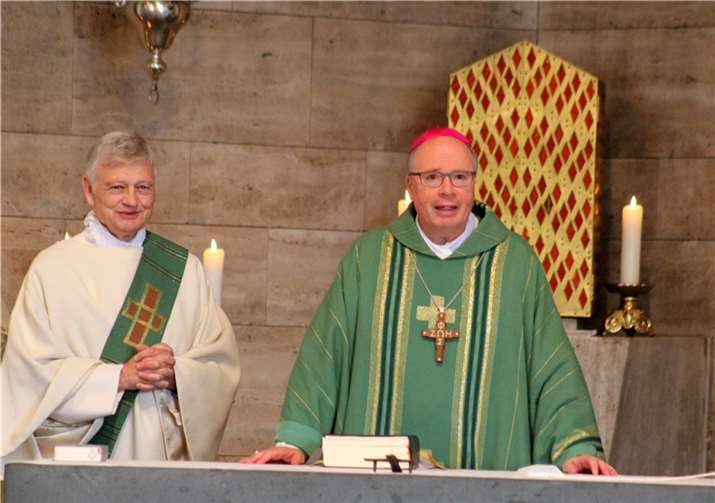 Bischof Dr. Stephan Ackermann (rechts) beim morgendlichen Festgottesdienst.