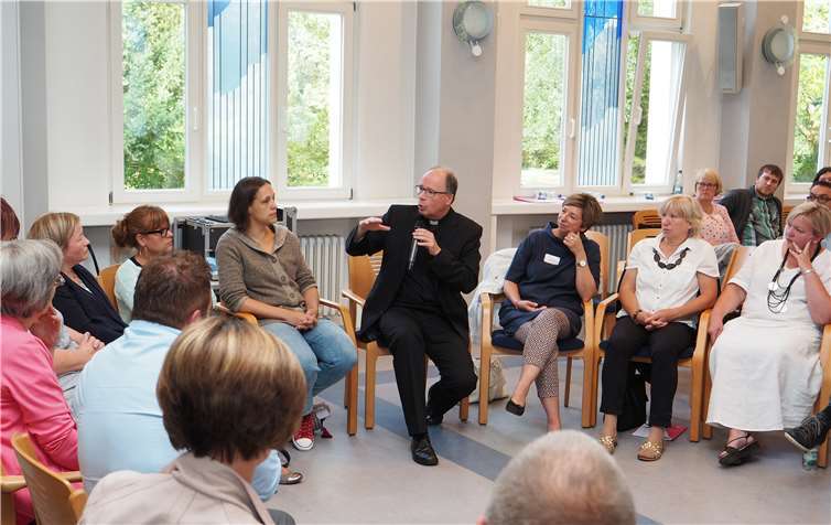 Bischof Dr. Stephan Ackermann stellte sich in mehreren Gesprächsrunden den Fragen der Teilnehmer und Teilnehmerinnen.  Bischöfliche Pressestelle Trier
