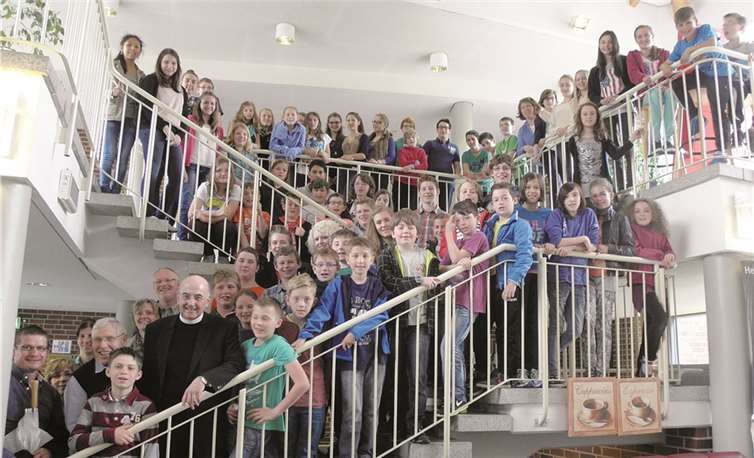 Bischof Felix Genn freute sich, die Messdiender und die Betreuer in Münster begrüßen zu können. privat