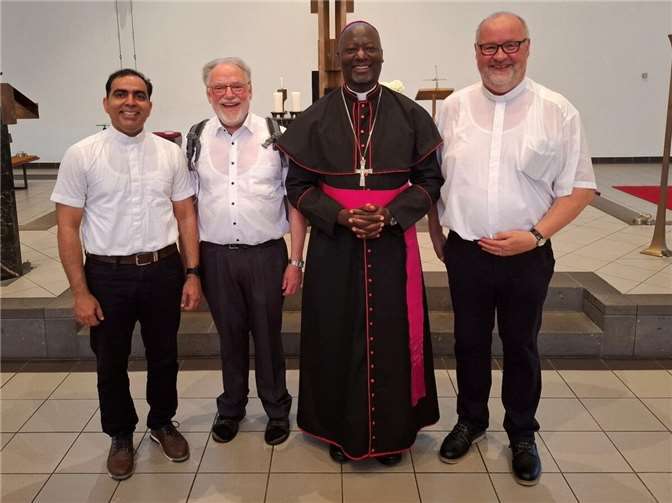 Bischof Joseph Kizito aus dem Bistum Aliwal in Südafrika (zweiter v. rechts) besuchte die Kirchengemeinde Heilig Geist in Mülheim-Kärlich und feierte mit den Gläubigen und Kooperator Linto Antony (links), Pfarrern Thomas Gerber (Zweiter v. links) und Günther Vogel einen gemeinsamen Gottesdienst.  Foto: Ralf Schmorleiz