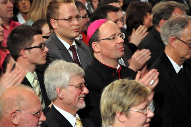 Bischof Stefan Ackermann bei seinem Besuch der Riedener Passionsspiele.