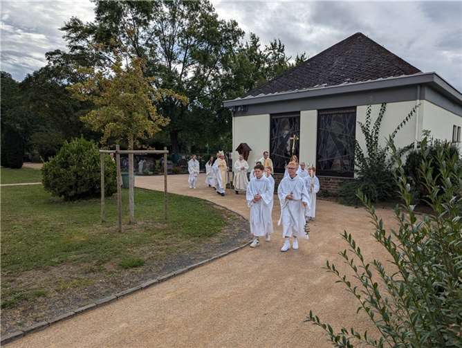 Bischof Stephan Ackermann beim Einzug über den Friedhof.