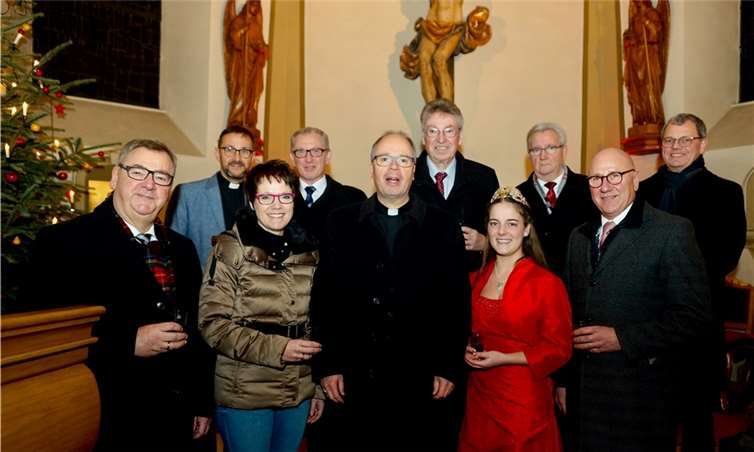 Bischof Stephan Ackermann mit Vertretern des Kapellenvereins sowie Dechant Jörg Meyrer, Bürgermeister Guido Orthen, Ortsvorsteher Gregor Sebastian und Weinkönigin Eva Lanzerath..Fotos: KG