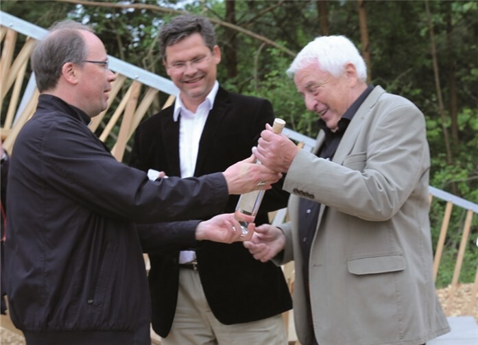 Bischof Stephan Ackermann überreichte Leo Mattuscheck eine Flasche Quittenschnaps aus dem bischöflichen Garten.