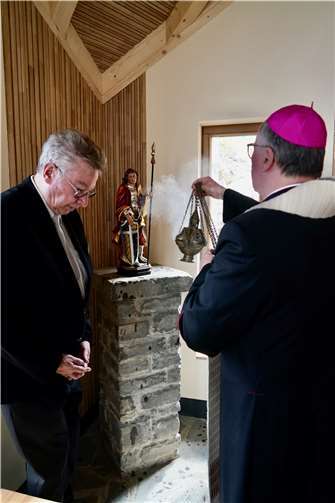 Bischof Stephan Ackermann weiht im Beisein von Werner Schüller die Donatus-Staue.