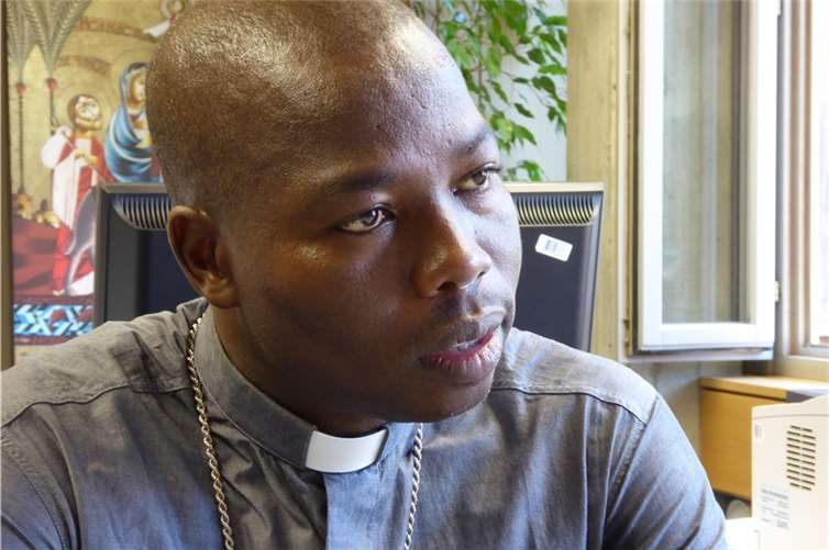 Bischof Stephen Mamza beklagt die mangelnde internationale Hilfe für die entführten Mädchen. Foto: missio