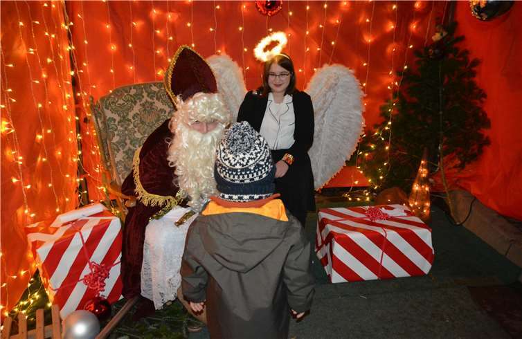 Bischof und das Engelchennahmen sich Zeit für die kleinen Besucher.