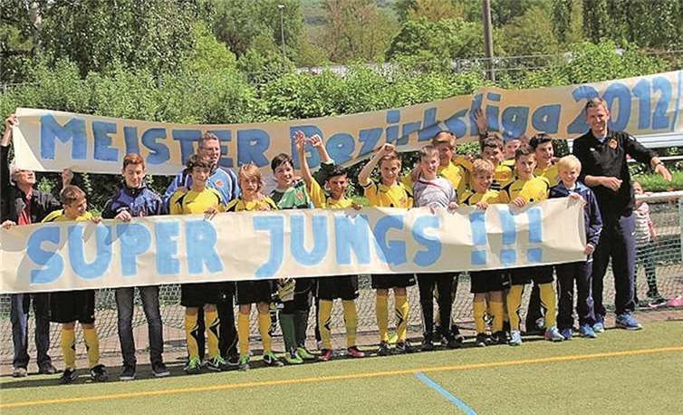 Bisher ohne Punktverlust stürmte die D-Jugend der TuS Koblenz durch die Bezirksliga Mitte und holte sich somit vorzeitig die Meisterschaft und der höchsten Liga ihrer Altersklasse  in Deutschland. -TH-