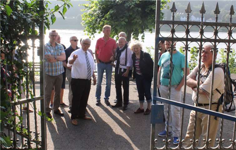 Bisher stellt das Tor am südlichen Ende des Henkelparks eine Barriere für Rollstuhlfahrer dar, gab Stadtbürgermeister Gerhard Hausen (vorne, 2. v. .) die Sorge des Behinderten- und Seniorenbeirats wieder. Der Ausschuss sprach sich für den kompletten Abbau aus. DL