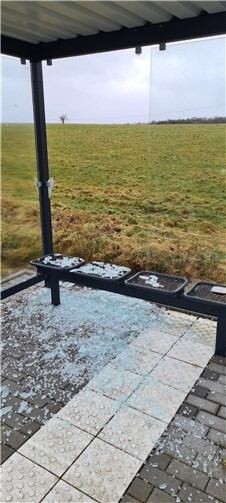 Bisher unbekannte Täter haben in den vergangenen Tagen die Bushaltestelle an der L306 (Kreisel Krümmel, Marienrachdorf, Sessenhausen, Brückrachdorf) gleich doppelt beschädigt.  Foto: OG Krümmel