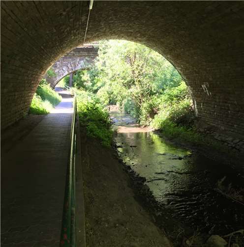 Bisher verlaufen nur ein paar Meter Fahrradweg parallel zum Vinxtbach (unter der Wagram- und der Eisenbahnbrücke).Fotos: KMI