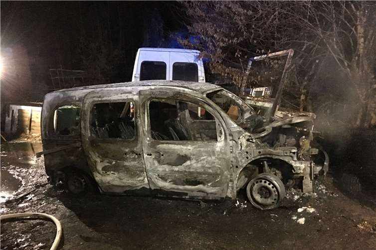 Bislang ist noch unklar, warum das Auto völlig ausgebrannt ist. Foto: Polizei