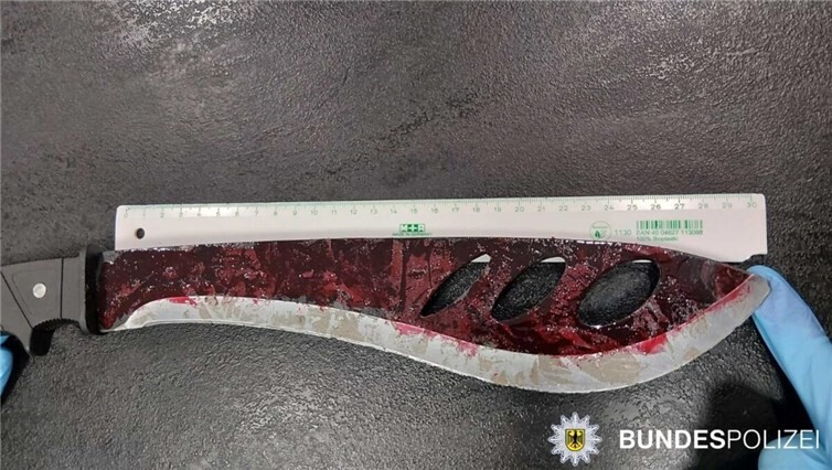 Bislang ist unklar, durch welche Substanz die Machete rot gefärbt ist. Foto: Bundespolizeiinspektion Köln