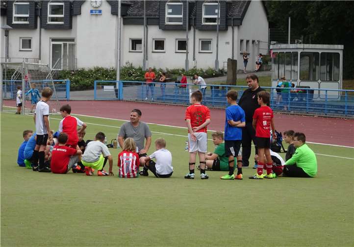 Bislang stand für die Juniorenteams fast ausschließlich Vorbereitungstraining auf dem Programm. Hier hören die E-Junioren interessiert ihrem Trainer Stefan Krämer zu. Am bevorstehenden Wochenende starten sie durch.  privat