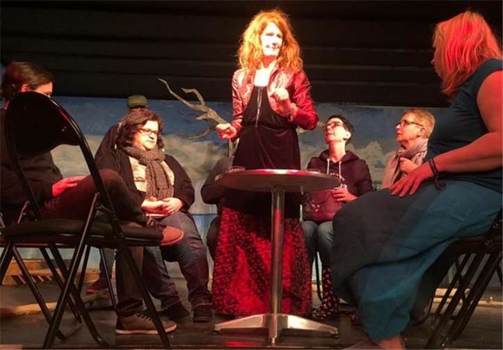 Bissig und augenzwinkernd widmet sich die Farce den seit Jahrzehnten aktuellen Themen.