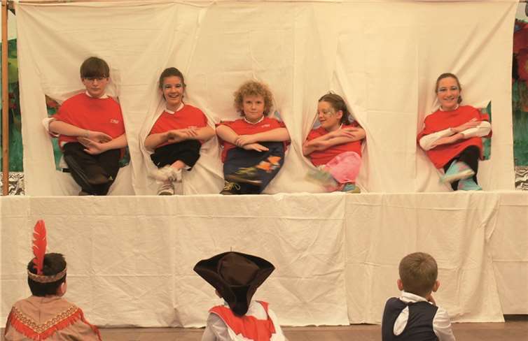 „Bitte Arme und Beine sortieren!“ Das war leichter gesagt als getan. Bei diesem Sketch hatten gleich mehrere Jecken Hände und Füße im Spiel.