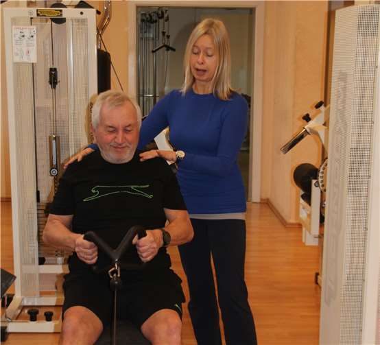 „Bitte auch auf die Schultern achten“: Fitnessübung unter fachkundiger Anleitung von Trainerin Heike Mauff.