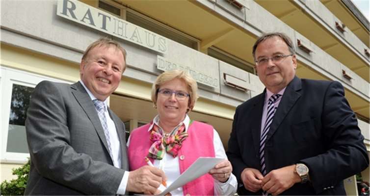 Bitte unterschreiben: Dr. Jürgen Pföhler (v. l.), Gabriele Hermann-Lersch und Bernd Weidenbach sowie Michael R. Schäfer (nicht im Bild) weisen vor dem Rathaus der Verbandsgemeinde Bad Breisig auf die Unterschriftenlisten gegen Bahnlärm hin. Kreisverwaltung Ahrweiler