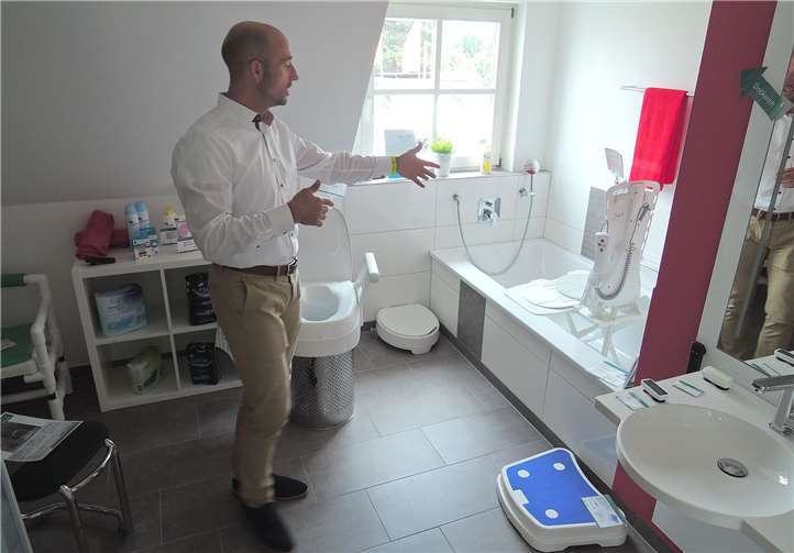 Björn Besse erklärt die Funktionsweise des Wannenliftes.