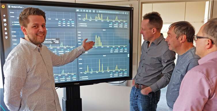 Björn Böckling (links) erläutert seinen Kollegen Willi Ziegler und Michael Buchheim sowie Amtsleiter Gerhard Wingender (von rechts) Aspekte seiner Abschlussarbeit.Foto: Stadt Neuwied