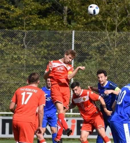 Björn Böhnke gewann auch hier das Kopfballduell. Am Ende siegte die Reserve der TuS beim Titelfavoriten in Mehring mit 2:1. TH