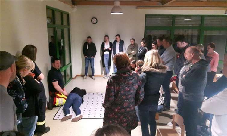 Björn Bunse demonstrierte unter anderem die stabile Seitenlage und Wiederbelebungsmaßnahmen. Foto: privat