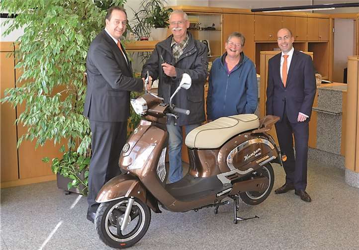 Björn Castor (rechts) und Stefan Weber (links) übergeben die Schlüssel an Josef und Margareta Krämer aus Arzheim.privat