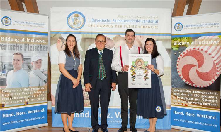 Björn Diehl (2.v.r.) mit der begehrten Auszeichnung. Foto: Fleischerschule Landshut
