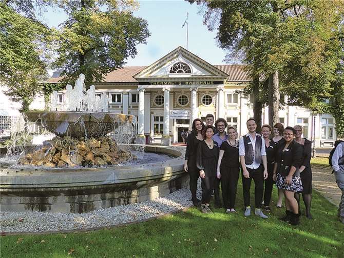 Björn Franke uns sein Team stellten sich bei der Eröffnung vor dem Thermal-Badehaus auf, dann ging es zurück in den modernen neuen Salon. WM