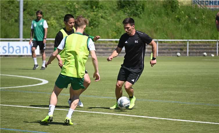 Björn Gilles (am Ball) macht die komplette Vorbereitung mit, fliegt aber im August wieder zum Studium in die USA.