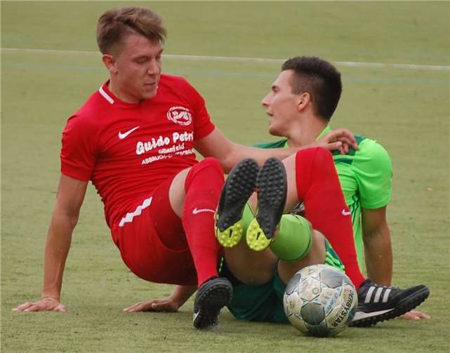 Björn Gilles (re.), der Mendiger Torschütze zum 3:0, hat sich hier mit dem Ellscheider Jan Fritz verhakt.