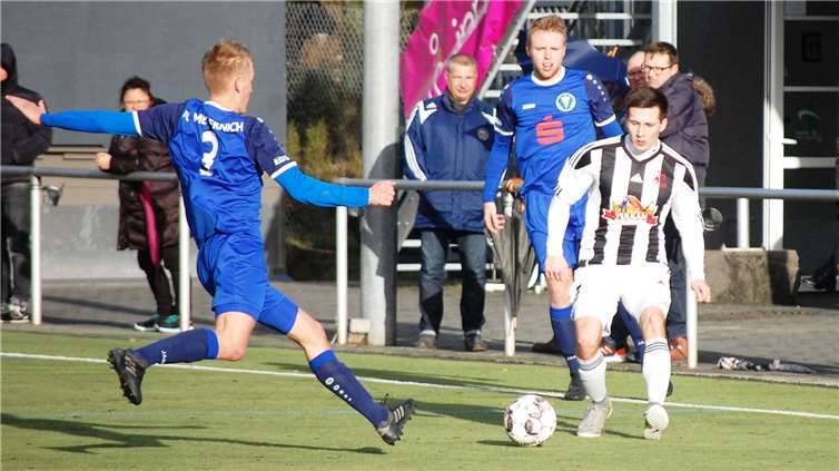 Björn Gilles (rechts) brachte seine Mannschaft im Freundschaftsspiel gegen die SG Weitefeld, den Tabellenführer der Bezirksliga Ost, bereits nach fünf Minuten in Führung.