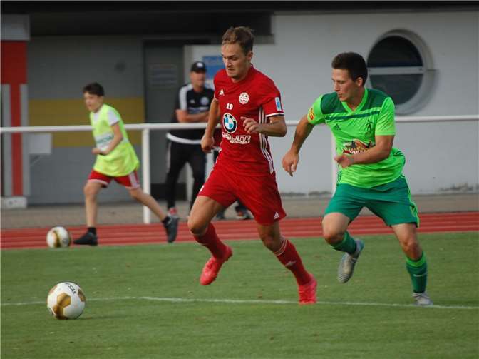 Björn Gilles (rechts) war beim ambitionierten Ahrweiler BC auch in der Defensive gefordert.