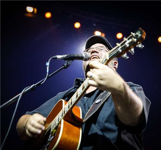 Björn Heuser lädt zum Mitsingen ein. monsterpics.de/kuenster