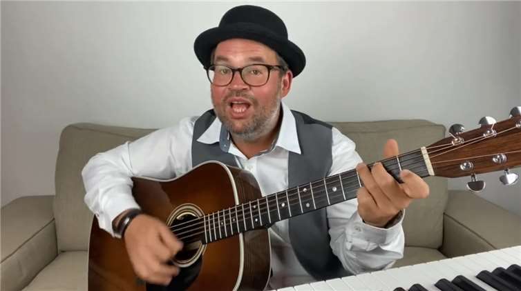 Björn Heuser regte vom eigenen Wohnzimmer aus zum mitsingen an. Quelle: ROB