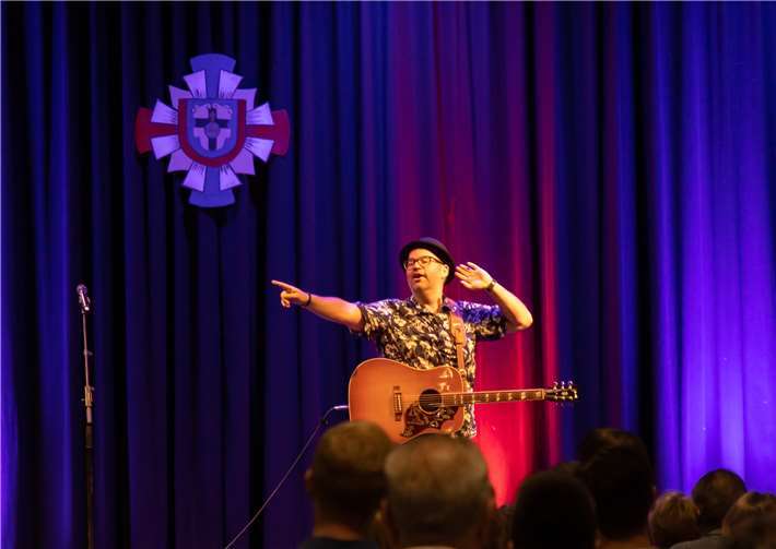 Björn Heuser sorgte mit seinen Mitsingtexten für Stimmung in der Halle.