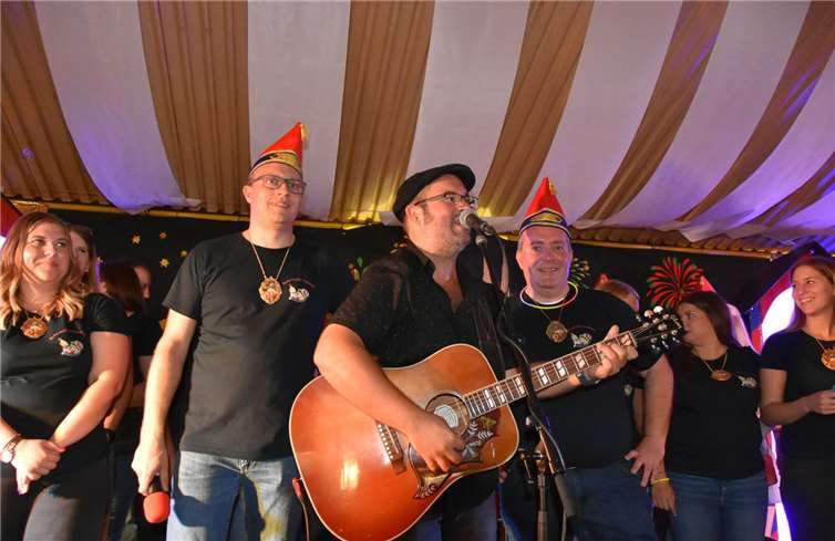 Björn Heuser und der Funkenvorstand eroberten die Bühne.