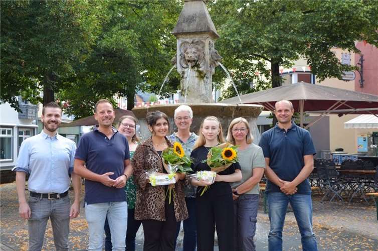 Björn Ingendahl (2. v. L.) mit 2 der Absolventinnen sowie deren Praxisanleitungen und Mitarbeitern der Verwaltung. Foto: Lisa Althoff