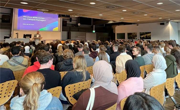 Björn Ingendahl, Bürgermeister von Remagen, begrüßt in einem sehr gut gefüllten Audimax die Erstsemester. Foto: Hochschule Koblenz
