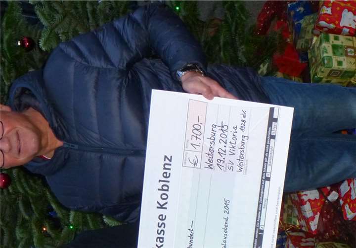 Björn Kleinert nahm von Harald Piroth den Scheck für die DKMS entgegen.privat