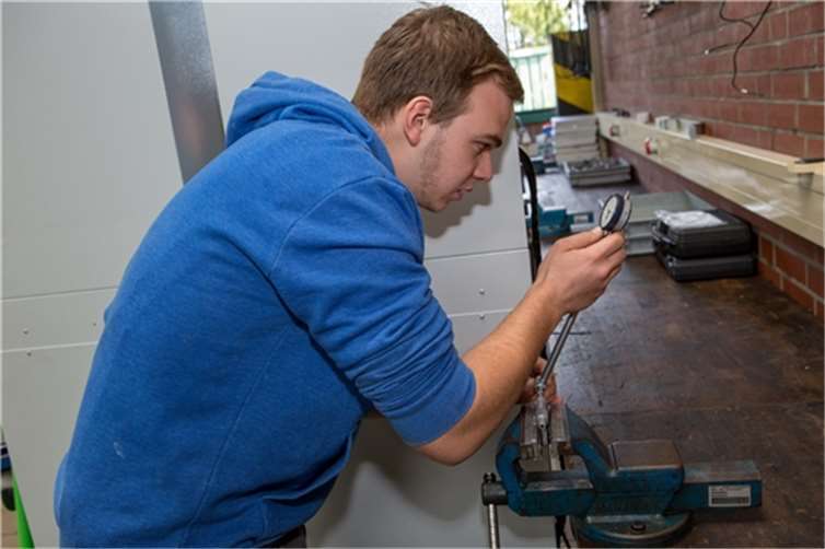 Björn Naß aus Barweiler ist der Sieger im Beruf Kraftfahrzeugmechatroniker. Fotos: Klaus Herzmann/HwK Koblenz